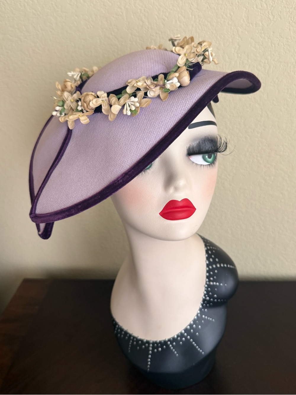 1950s vintage lavender platter hat with white flower